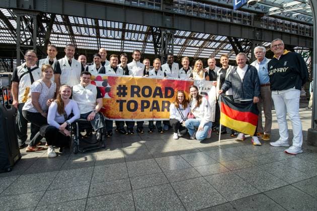 Sport Themen der Woche KW34 Sport Bilder des Tages Impressionen DBS-Wahl Para Sportler*innen 25.08.2024 PARALYMPICS PARIS 2024 Abreise Koeln Hauptbahnhof Die Sitzvolleyball Nationalmannschaft des Team Deutschland Paralympics reiste am heutigen Sonntag nach Paris. Praesident Friedhelm Julius Beucher verabschiedete das Team. Von rechts: Buergermeister Andreas Wolter, Olympia Muenchen 1927 400m Huerden Sprinter Dieter Buettner, Friedhelm Julius Beucher Bildquelle: Ralf Kuckuck, DBS