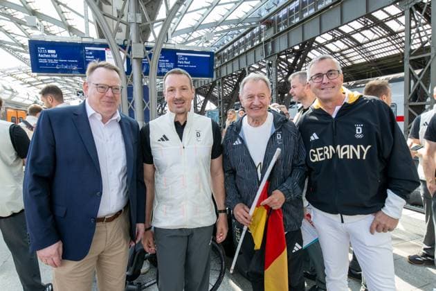 Impressionen DBS-Wahl Para Sportler*innen 25.08.2024 PARALYMPICS PARIS 2024 Abreise Koeln Hauptbahnhof Die Sitzvolleyball Nationalmannschaft des Team Deutschland Paralympics reiste am heutigen Sonntag nach Paris. Praesident Friedhelm Julius Beucher verabschiedete das Team. Torsten Burmester Vorstandsvorsitzender DOSB, Juergen Schrapp, Mannschaftskapitaen der Sitzvolleyballer, Juergen Friedhelm Julius Beucher Praesident DBS, Andreas Wolter Buergermeister Koeln Bildquelle: Ralf Kuckuck, DBS
