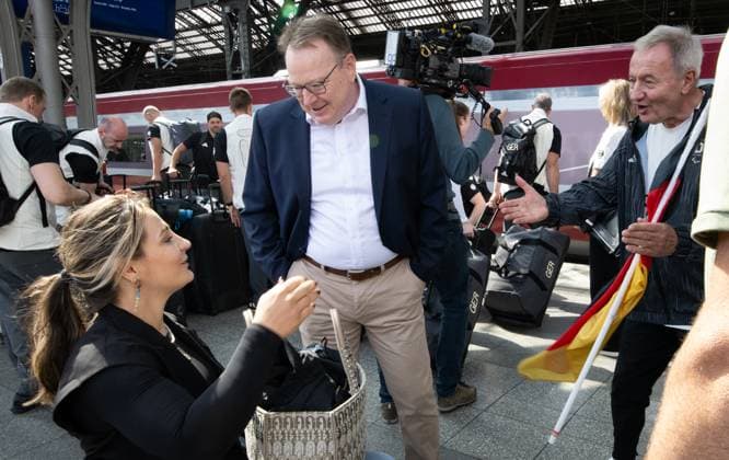 Impressionen DBS-Wahl Para Sportler*innen 25.08.2024 PARALYMPICS PARIS 2024 Abreise Koeln Hauptbahnhof Die Sitzvolleyball Nationalmannschaft des Team Deutschland Paralympics reiste am heutigen Sonntag nach Paris. Praesident Friedhelm Julius Beucher verabschiedete das Team. Von Links: Kristina Vogel, Torsten Burmester Vorstandsvorsitzender DOSB, Friedhelm Julius Beucher Praesident DBS Bildquelle: Ralf Kuckuck, DBS
