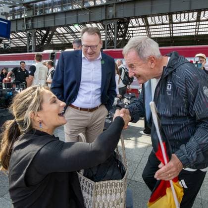 Impressionen DBS-Wahl Para Sportler*innen 25.08.2024 PARALYMPICS PARIS 2024 Abreise Koeln Hauptbahnhof Die Sitzvolleyball Nationalmannschaft des Team Deutschland Paralympics reiste am heutigen Sonntag nach Paris. Praesident Friedhelm Julius Beucher verabschiedete das Team. Von Links: Kristina Vogel, Torsten Burmester Vorstandsvorsitzender DOSB, Friedhelm Julius Beucher Praesident DBS Bildquelle: Ralf Kuckuck, DBS