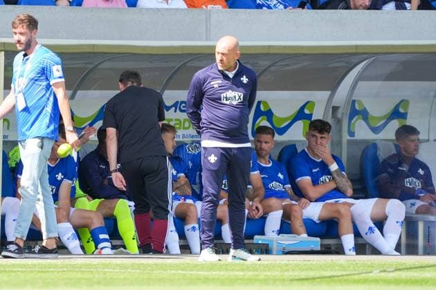 Coach Miroslav Klose 1 FC Nuremberg welcomes the whole Darmstadt bench, in front coach Torsten Lieberknecht SV Darmstadt 98 25 08 2024 2 Bundesliga, season 24 25 SV Darmstadt 98 vs 1 FC Nuremberg, Stadion am Boellenfalltor, emonline, emspor,