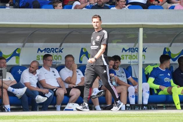 Coach Miroslav Klose 1 FC Nuremberg welcomes the whole Darmstadt bench, 25 08 2024 2 Bundesliga, season 24 25 SV Darmstadt 98 vs 1 FC Nuremberg, Stadion am Boellenfalltor, emonline, emspor,