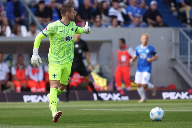 2024 08 25 xJFAx Soccer 2 Bundesliga 3 Matchday Season 2024 25, SV Darmstadt 98 1 FC Nürnberg v l , Goalkeeper, Goalkeeper Marcel Schuhen SV Darmstadt 98 thumbs up DFL DFB REGULATIONS PROHIBIT ANY USE OF PHOTOGRAPHS as IMAGE SEQUENCES and or QUASI VIDEO Copyright: JoaquimxFerreira