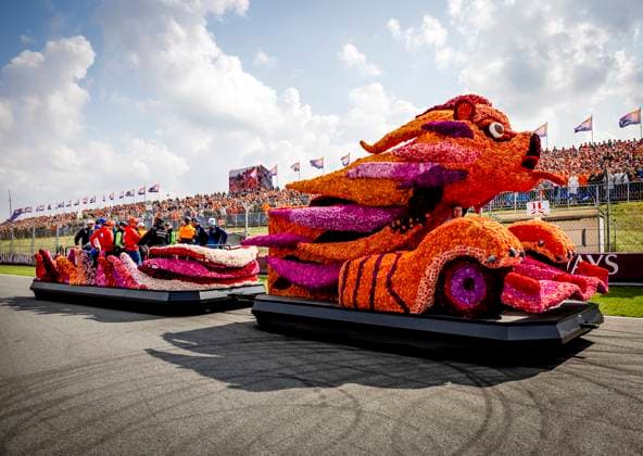 ZANDVOORT - Floats of the flower parade during the drivers parade of the F1 Grand Prix of the Netherlands at the Circuit of Zandvoort. ANP REMKO DE WAAL xVIxANPxSportx xxANPxIVx 506715604 originalFilename: 506715604.jpg