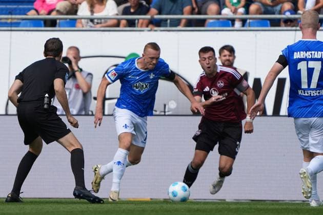 Isac Lidberg SV Darmstadt 98, 07 in duel with Danilo Soares 1 FC Nuremberg, 3 25 08 2024 2 Bundesliga, Season 24 25 SV Darmstadt 98 vs 1 FC Nuremberg, Stadion am Boellenfalltor, emonline, emspor,