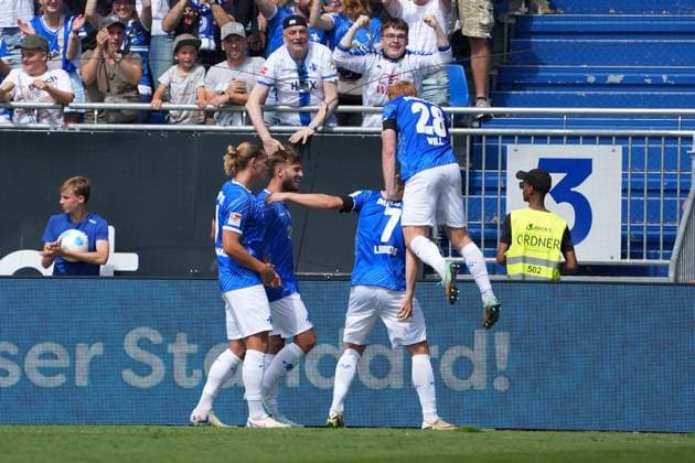 celebrate the goal, goal celebration for 1 0 Isac Lidberg SV Darmstadt 98, 07 , Paul Will SV Darmstadt 98, 28 rejoices 25 08 2024 2 Bundesliga, season 24 25 SV Darmstadt 98 vs 1 FC Nürnberg, Stadion am Boellenfalltor, emonline, emspor,