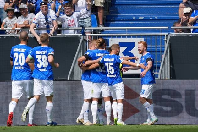 celebrate the goal, goal celebration for 1 0 Isac Lidberg SV Darmstadt 98, 07 , Paul Will SV Darmstadt 98, 28 rejoices 25 08 2024 2 Bundesliga, season 24 25 SV Darmstadt 98 vs 1 FC Nürnberg, Stadion am Boellenfalltor, emonline, emspor,