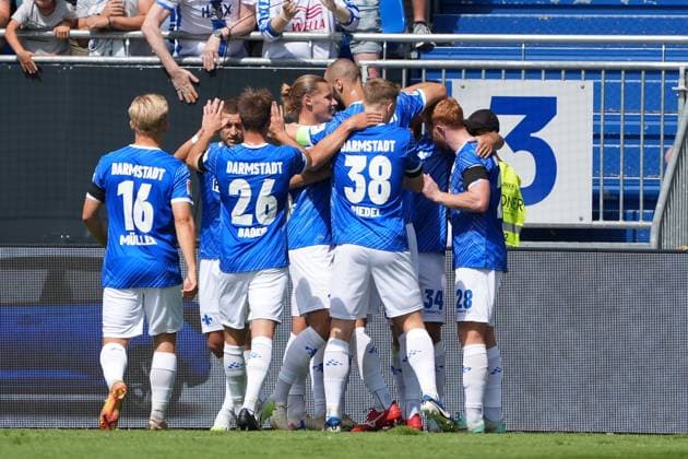 celebrate the goal, goal celebration for 1 0 Isac Lidberg SV Darmstadt 98, 07 , Paul Will SV Darmstadt 98, 28 rejoices 25 08 2024 2 Bundesliga, season 24 25 SV Darmstadt 98 vs 1 FC Nürnberg, Stadion am Boellenfalltor, emonline, emspor,