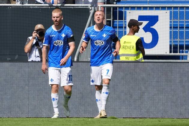 celebrate the goal, goal celebration for 1 0 Isac Lidberg SV Darmstadt 98, 07 25 08 2024 2 Bundesliga, season 24 25 SV Darmstadt 98 vs 1 FC Nürnberg, Stadion am Boellenfalltor, emonline, emspor,