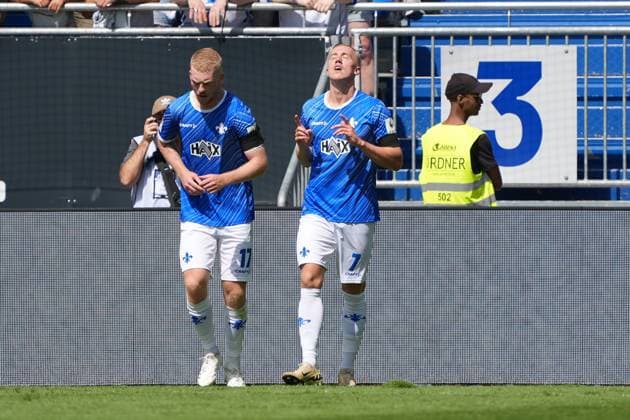 celebrate the goal, goal celebration for 1 0 Isac Lidberg SV Darmstadt 98, 07 25 08 2024 2 Bundesliga, season 24 25 SV Darmstadt 98 vs 1 FC Nürnberg, Stadion am Boellenfalltor, emonline, emspor,
