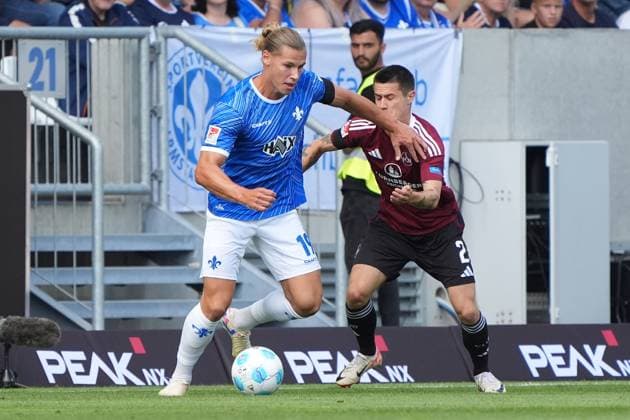 Fynn Lakenmacher SV Darmstadt 98, 19 vs Oliver Villadsen 1 FC Nürnberg, 2 25 08 2024 2 Bundesliga, season 24 25 SV Darmstadt 98 vs 1 FC Nürnberg, Stadion am Boellenfalltor, emonline, emspor,