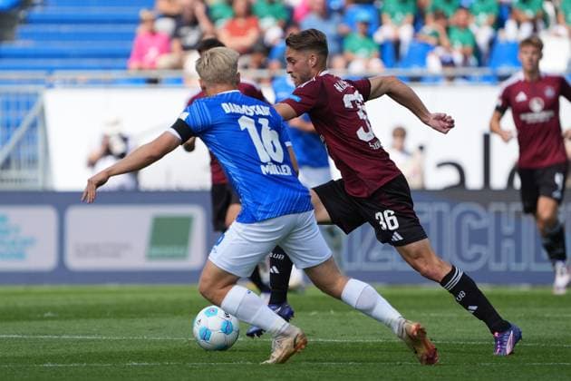 Duel Lukas Schleimer 1 FC Nürnberg, 36 vs Andreas Müller SV Darmstadt 98, 16 25 08 2024 2 Bundesliga, Season 24 25 SV Darmstadt 98 vs 1 FC Nürnberg, Stadion am Boellenfalltor, emonline, emspor,