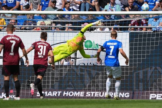 Goalkeeper Jan Reichert 1 FC Nuremberg, 1 deflects the ball over the goal 25 08 2024 2 Bundesliga, Season 24 25 SV Darmstadt 98 vs 1 FC Nuremberg, Stadion am Boellenfalltor, emonline, emspor,