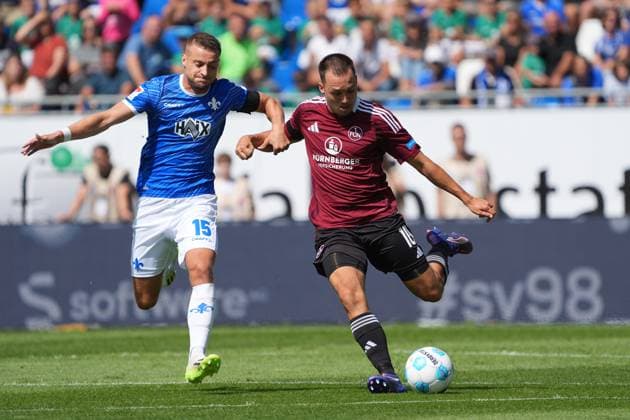 Julian Justvan 1 FC Nürnberg, 10 pulls off against Fabian Nürnberger SV Darmstadt 98, 15 25 08 2024 2 Bundesliga, season 24 25 SV Darmstadt 98 vs 1 FC Nürnberg, Stadion am Boellenfalltor, emonline, emspor,