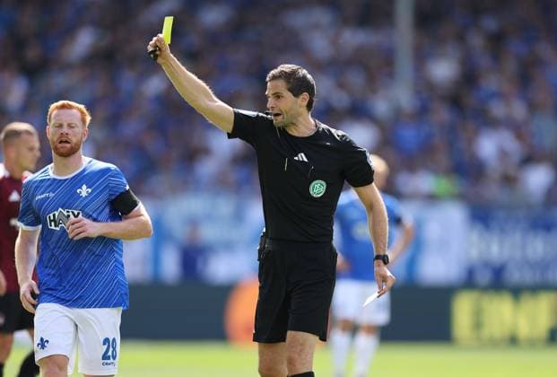 25 08 2024, xdcx, Soccer 2 Bundesliga, SV Darmstadt 98 1 FC Nürnberg, emonline, emspor, despor, v l , Referee Dr Max Burda shows the yellow card DFL DFB REGULATIONS PROHIBIT ANY USE OF PHOTOGRAPHS AS IMAGE SEQUENCES AND OR QUASI VIDEO Copyright: HMBxMedia Claus