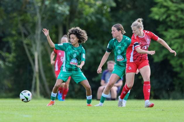 from left Amira Arfaoui SV Werder Bremen, 8 , Lara Schmidt SV Werder Bremen, 24 and Anna Lena Stolze 1 FC Köln, 7 in duel, duel, dynamics, action, action scene, 25 08 2024, Münster Germany , Soccer, Test match women, SV Werder Bremen 1 FC Köln xobx