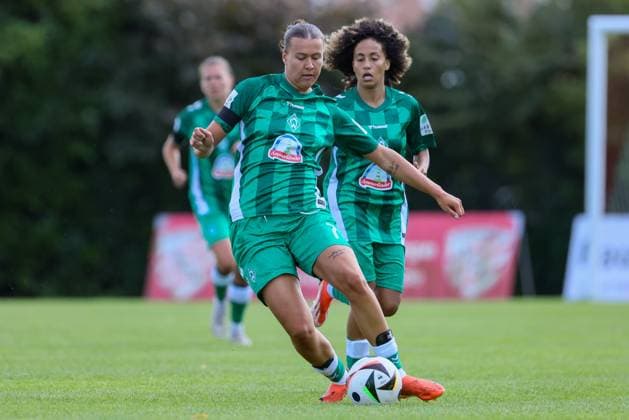 v li Larissa Mühlhaus SV Werder Bremen, 7 on the ball, single image, full body, action, action, game scene, 25 08 2024, Münster Germany , Soccer, Test match women, SV Werder Bremen 1 FC Köln xobx