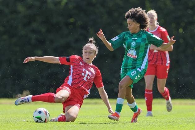from left Sylwia Matysik 1 FC Köln, 20 and Amira Arfaoui SV Werder Bremen, 8 in duel, duel, dynamics, action, action, match scene, 25 08 2024, Münster Germany , Soccer, Test match women, SV Werder Bremen 1 FC Köln xobx