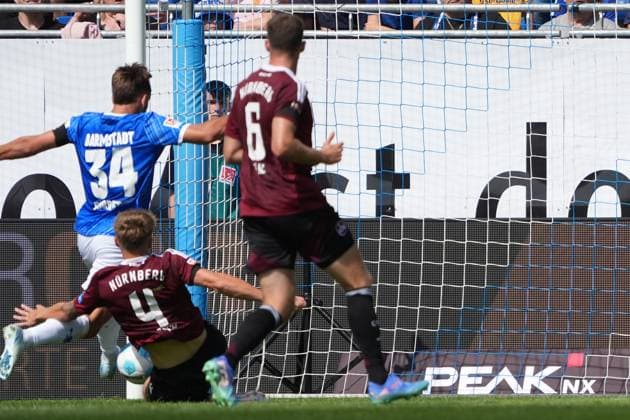 Killian Corredor SV Darmstadt 98, 34 is fouled but referee Max Burda does not award a penalty 25 08 2024 2 Bundesliga, season 24 25 SV Darmstadt 98 vs 1 FC Nürnberg, Stadion am Boellenfalltor, emonline, emspor,
