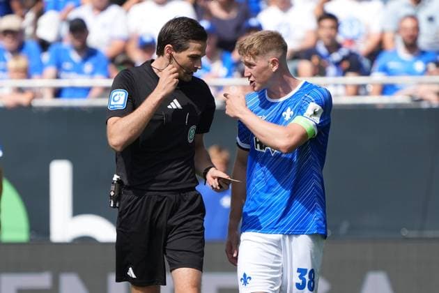 Captain Clemens Riedel SV Darmstadt 98, 38 complains to referee Dr Max Burda 25 08 2024 2 Bundesliga, season 24 25 SV Darmstadt 98 vs 1 FC Nürnberg, Stadion am Boellenfalltor, emonline, emspor,