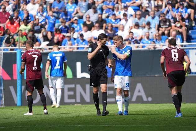 Captain Clemens Riedel SV Darmstadt 98, 38 complains to referee Dr Max Burda 25 08 2024 2 Bundesliga, season 24 25 SV Darmstadt 98 vs 1 FC Nürnberg, Stadion am Boellenfalltor, emonline, emspor,