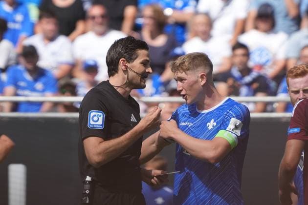Captain Clemens Riedel SV Darmstadt 98, 38 complains to referee Dr Max Burda 25 08 2024 2 Bundesliga, season 24 25 SV Darmstadt 98 vs 1 FC Nürnberg, Stadion am Boellenfalltor, emonline, emspor,