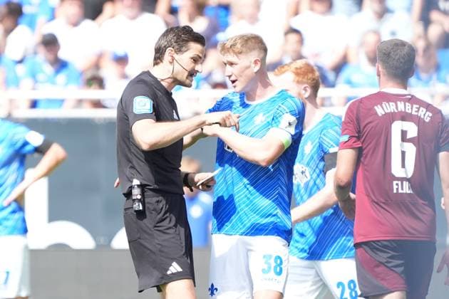 Captain Clemens Riedel SV Darmstadt 98, 38 complains to referee Dr Max Burda 25 08 2024 2 Bundesliga, season 24 25 SV Darmstadt 98 vs 1 FC Nürnberg, Stadion am Boellenfalltor, emonline, emspor,