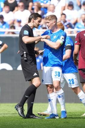 Captain Clemens Riedel SV Darmstadt 98, 38 complains to referee Dr Max Burda 25 08 2024 2 Bundesliga, season 24 25 SV Darmstadt 98 vs 1 FC Nürnberg, Stadion am Boellenfalltor, emonline, emspor,