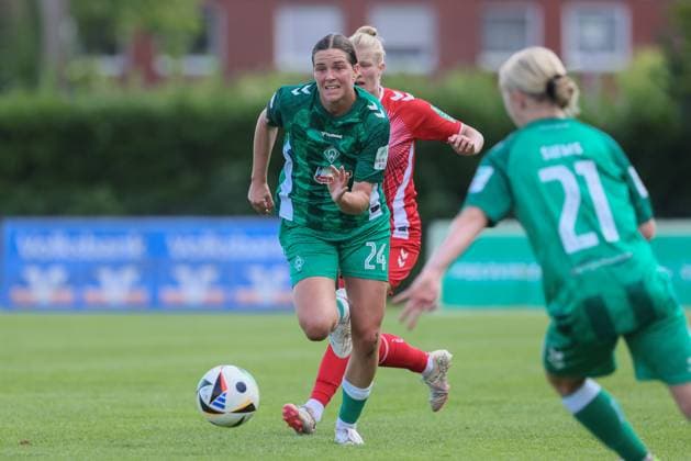 v li Lara Schmidt SV Werder Bremen, 24 on the ball, single picture, full body, action, action, game scene, 25 08 2024, Münster Germany , soccer, test match women, SV Werder Bremen 1 FC Köln xobx