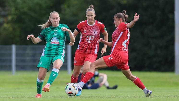 from left Emöke Papai SV Werder Bremen, 16 , Nicole Billa 1 FC Köln, 17 and Laura Feiersinger 1 FC Köln, 27 in duel, duel, dynamics, action, action, match scene, 25 08 2024, Münster Germany , Soccer, Test match women, SV Werder Bremen 1 FC Köln xobx