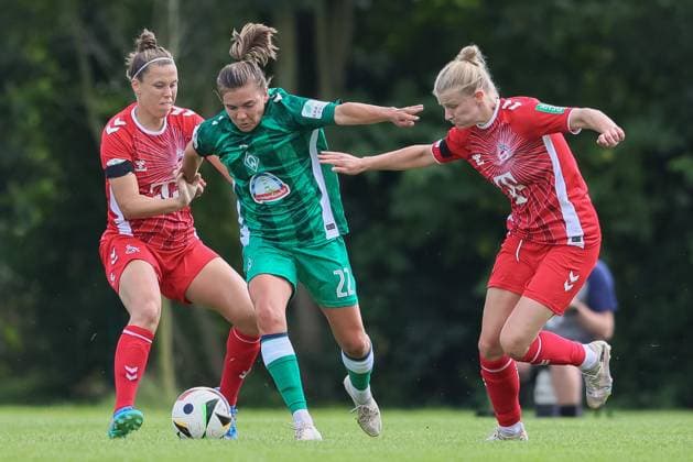 from left Nicole Billa 1 FC Köln, 17 , Rieke Dieckmann SV Werder Bremen, 22 and Anna Lena Stolze 1 FC Köln, 7 in duel, duel, dynamic, action, action scene, 25 08 2024, Münster Germany , Soccer, Test match women, SV Werder Bremen 1 FC Köln xobx