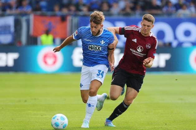 25 08 2024, xtvx, Fußball 2 Bundesliga, SV Darmstadt 98 1 FC Nürnberg emspor, v l Zweikampf, Duell, duel, tackle, compete d34 Florian Flick 1 FC Nuernberg DFL DFB REGULATIONS PROHIBIT ANY USE OF PHOTOGRAPHS as IMAGE SEQUENCES and or QUASI VIDEO Darmstadt