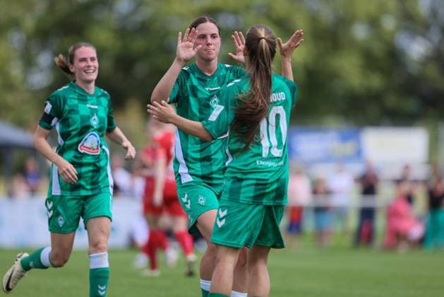 from left goal scorer Lara Schmidt SV Werder Bremen, 24 and Tuana Mahmoud SV Werder Bremen, 10 with goal celebration, jubilation, cheering, optimistic, match scene, highlight, joy about the goal to 1 1, 25 08 2024, Münster Germany , Soccer, Test match women, SV Werder Bremen 1 FC Köln xobx