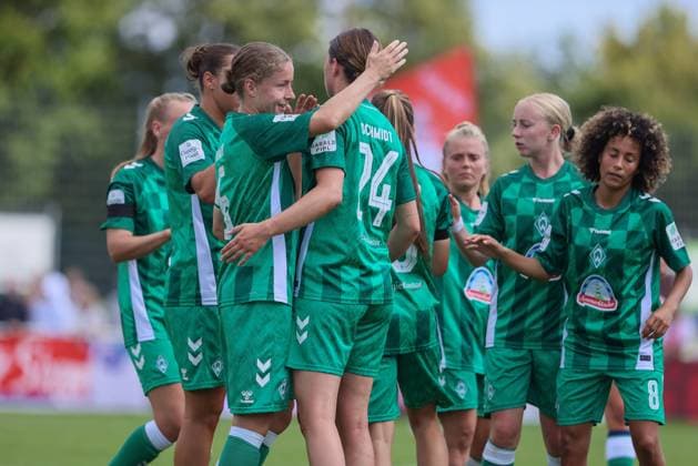 v li SV Werder Bremen players with goal celebration, cheering, jubilant, optimistic, game scene, highlight, joy about the goal to 1 1, 25 08 2024, Münster Germany , Soccer, Test match women, SV Werder Bremen 1 FC Köln xobx