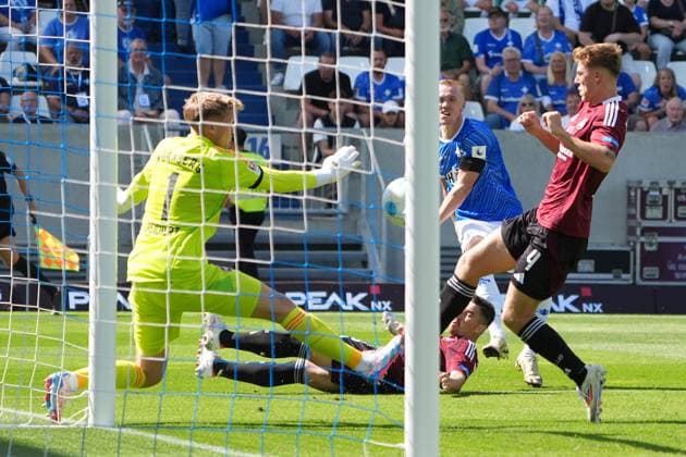Isac Lidberg SV Darmstadt 98, 07 pulls away against Danilo Soares 1 FC Nürnberg, 3 , Goalkeeper Jan Reichert 1 FC Nürnberg, 1 25 08 2024 2 Bundesliga, Season 24 25 SV Darmstadt 98 vs 1 FC Nürnberg, Stadion am Boellenfalltor, emonline, emspor,