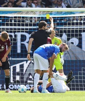 25 08 2024 Soccer Season 2024 2025 2 Soccer Bundesliga 03 Matchday SV Darmstadt 98 SVD D98 Lilien 1 FC Nürnberg FCN Club Sportfoto Zink DaMa xdaxmax DFL regulations prohibit any use of photographs as image sequences and or quasi video only for editorial use Dr Max Burda Referee shows Jens Castrop 17, 1 FC Nürnberg FCN the yellow card Yellow