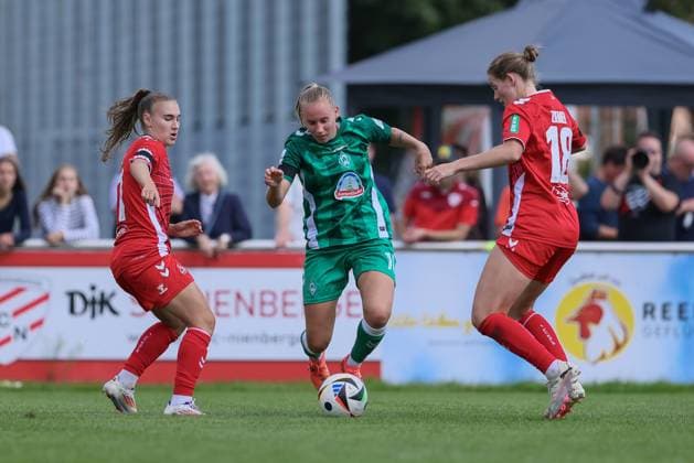 from left Alena Bienz 1 FC Köln, 11 , Emöke Papai SV Werder Bremen, 16 and Taylor Ziemer 1 FC Köln, 18 in duel, duel, dynamics, action, action, match scene, 25 08 2024, Münster Germany , Soccer, Test match women, SV Werder Bremen 1 FC Köln xobx