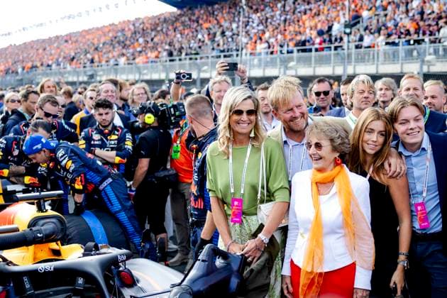 ZANDVOORT - King Willem-Alexander, Queen Maxima, Prince Claus-Casimir, Princess Alexia and Princess Margriet on the grid prior to the F1 Grand Prix of the Netherlands at the Circuit of Zandvoort. ANP REMKO DE WAAL xVIxANPxSportx xxANPxIVx 506720049 originalFilename: 506720049.jpg