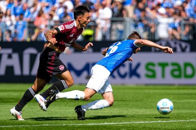 Jens Castrop 1 FC Nuernberg, 17 in duel with Matthias Bader SV Darmstadt 98, 26 , GER, SV Darmstadt 98 vs 1 FC Nuernberg, Soccer, 2 Bundesliga, Matchday 3, Season 2024 2025, 25 08 2024 DFL REGULATIONS PROHIBIT ANY USE OF PHOTOGRAPHS as IMAGE SEQUENCES and or QUASI VIDEO GER, SV Darmstadt 98 vs 1 FC Nuernberg Soccer, 2 Bundesliga, Matchday 3, Season 2024 2025, 25 08 2024 Darmstadt Copyright: xEibner-Pressefoto FlorianxWieganx EP_FWD