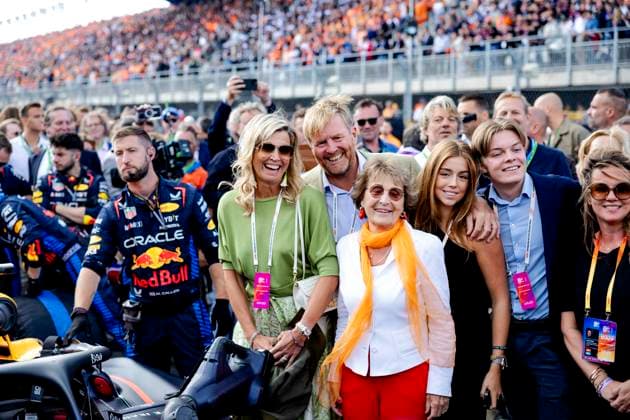 ZANDVOORT - King Willem-Alexander, Queen Maxima, Prince Claus-Casimir, Princess Alexia and Princess Margriet on the grid prior to the F1 Grand Prix of the Netherlands at the Circuit of Zandvoort. ANP REMKO DE WAAL xVIxANPxSportx xxANPxIVx 506720103 originalFilename: 506720103.jpg