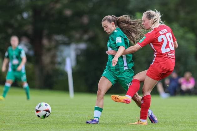 from left Tuana Mahmoud SV Werder Bremen, 10 and Janina Hechler 1 FC Köln, 28 in duel, duel, dynamics, action, action, match scene, 25 08 2024, Münster Germany , Soccer, Test match women, SV Werder Bremen 1 FC Köln xobx