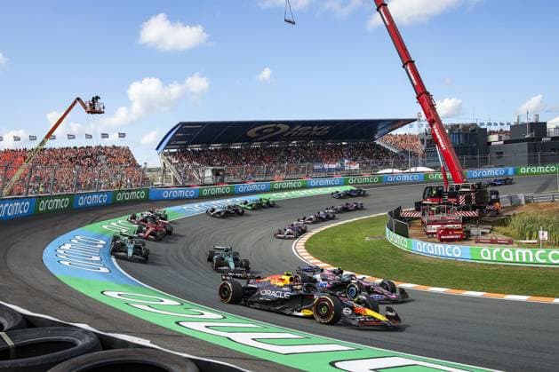 11 PEREZ Sergio (mex), Red Bull Racing RB20, 10 GASLY Pierre (fra), Alpine F1 Team A524, action, start of the race, depart, during the Formula 1 Heineken Dutch Grand Prix 2024, 15th round of the 2024 Formula One World Championship, WM, Weltmeisterschaft from August 23 to 25, 2024 on the Circuit Zandvoort, in Zandvoort, Netherlands - F1 - DUTCH GRAND PRIX 2024 DPPI Panoramic  240825_R15_OLANDA_DP_XB3_6295_