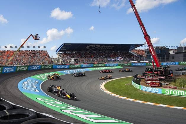 01 VERSTAPPEN Max (nld), Red Bull Racing RB20, 04 NORRIS Lando (gbr), McLaren F1 Team MCL38, action, start of the race, depart, during the Formula 1 Heineken Dutch Grand Prix 2024, 15th round of the 2024 Formula One World Championship, WM, Weltmeisterschaft from August 23 to 25, 2024 on the Circuit Zandvoort, in Zandvoort, Netherlands - F1 - DUTCH GRAND PRIX 2024 DPPI Panoramic  240825_R15_OLANDA_DP_XB3_6271_