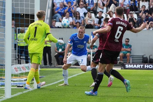 Chance for Isac Lidberg SV Darmstadt 98, 07 25 08 2024 2 Bundesliga, season 24 25 SV Darmstadt 98 vs 1 FC Nürnberg, Stadion am Boellenfalltor, emonline, emspor,