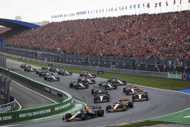 01 VERSTAPPEN Max (nld), Red Bull Racing RB20, 04 NORRIS Lando (gbr), McLaren F1 Team MCL38, 81 PIASTRI Oscar (aus), McLaren F1 Team MCL38, action, start of the race, depart, during the Formula 1 Heineken Dutch Grand Prix 2024, 15th round of the 2024 Formula One World Championship, WM, Weltmeisterschaft from August 23 to 25, 2024 on the Circuit Zandvoort, in Zandvoort, Netherlands - F1 - DUTCH GRAND PRIX 2024 DPPI Panoramic  240825_R15_OLANDA_DP_AV6_0401_