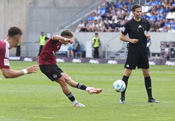 25 08 2024 Soccer Season 2024 2025 2 Soccer Bundesliga 03 Matchday SV Darmstadt 98 SVD D98 Lilien 1 FC Nürnberg FCN Club Sportfoto Zink DaMa xdaxmax DFL regulations prohibit any use of photographs as image sequences and or quasi video only for editorial use Michael Sevcik 19, 1 FC Nürnberg FCN with shot on goal