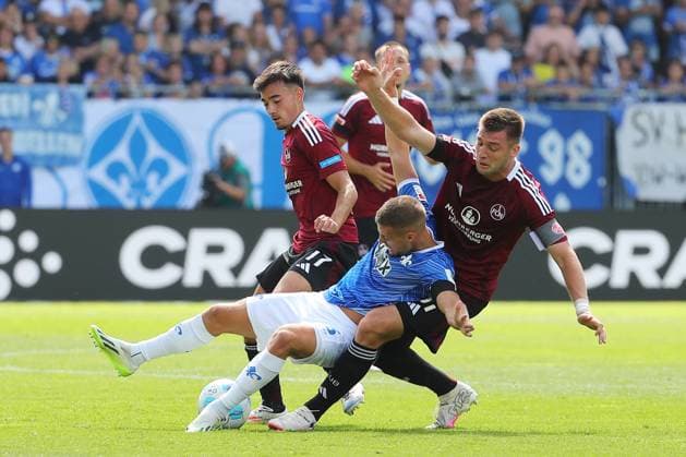 25 08 2024, xtvx, Fußball 2 Bundesliga, SV Darmstadt 98 1 FC Nuremberg emspor, v l Zweikampf, Duell, duel, tackle, compete Fabian Nuernberger SV Darmstadt 98 Robin Koch 1 FC Nuernberg DFL DFB REGULATIONS PROHIBIT ANY USE OF PHOTOGRAPHS as IMAGE SEQUENCES and or QUASI VIDEO Darmstadt