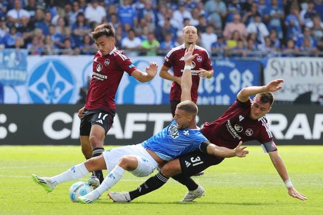 25 08 2024, xtvx, Fußball 2 Bundesliga, SV Darmstadt 98 1 FC Nuremberg emspor, v l Zweikampf, Duell, duel, tackle, compete Fabian Nuernberger SV Darmstadt 98 Robin Koch 1 FC Nuernberg DFL DFB REGULATIONS PROHIBIT ANY USE OF PHOTOGRAPHS as IMAGE SEQUENCES and or QUASI VIDEO Darmstadt