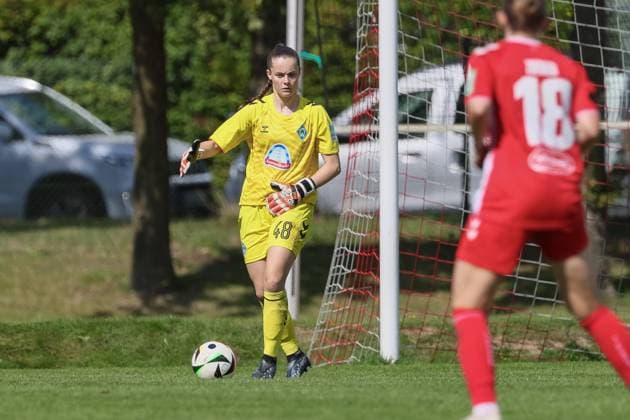 v li Diede Lemey goalkeeper, goalkeeper, SV Werder Bremen, 48 on the ball, single image, full body, action, action scene, 25 08 2024, Münster Germany , soccer, test match women, SV Werder Bremen 1 FC Köln xobx