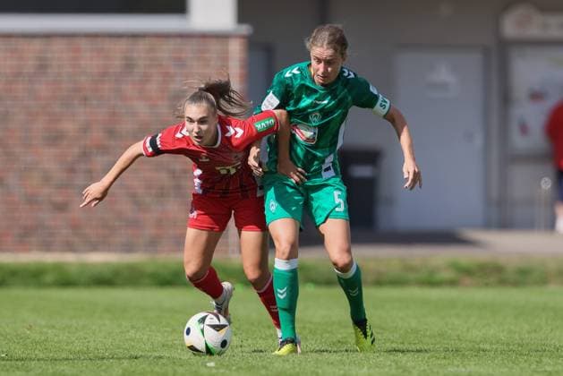 from left Alena Bienz 1 FC Köln, 11 and Michelle Ulbrich SV Werder Bremen, 5 in duel, duel, dynamics, action, action, match scene, 25 08 2024, Münster Germany , Soccer, Test match women, SV Werder Bremen 1 FC Köln xobx